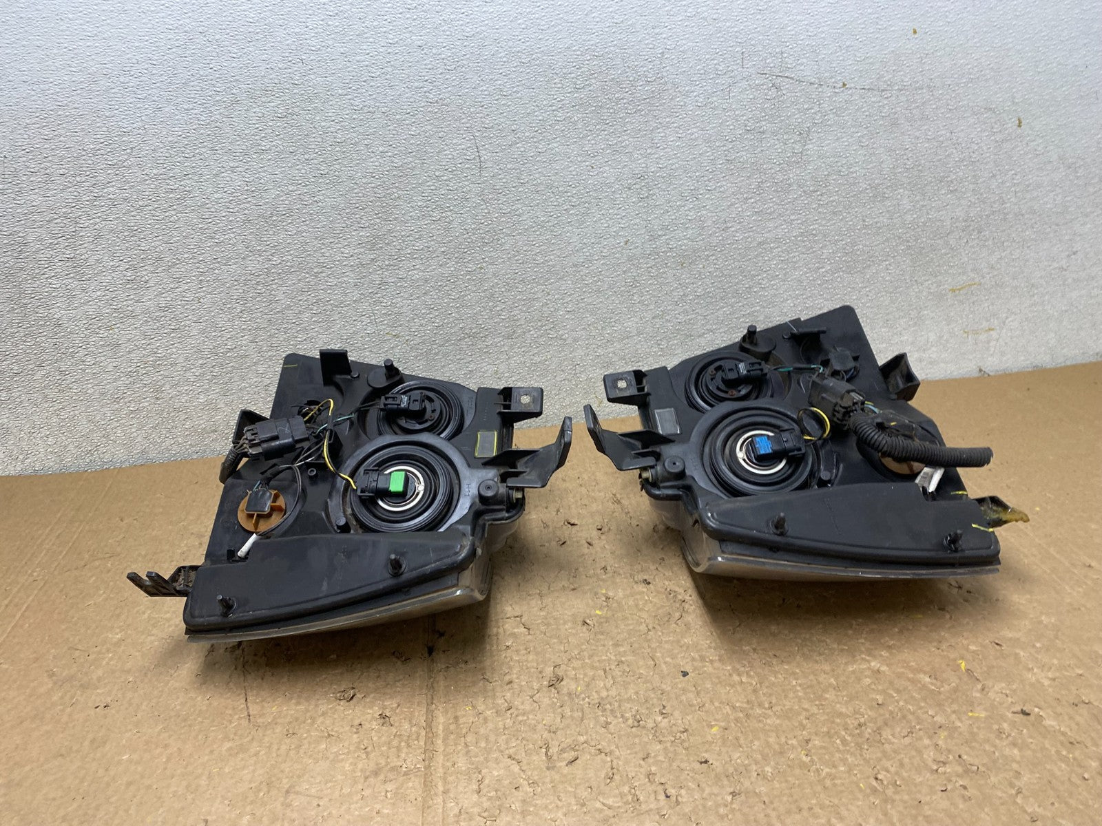 2007 to 2013 Chevrolet Suburban Tahoe Left+Right Set Headlights V3853 DW14