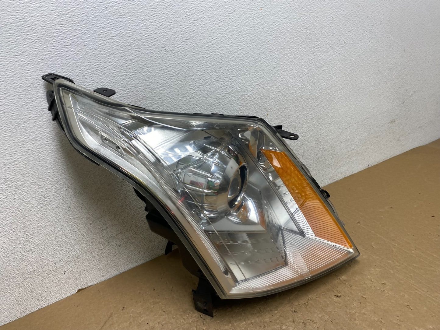 Xenon 2010 to 2016 Cadillac SRX Right Passegner Side Headlight AG1371 DW2
