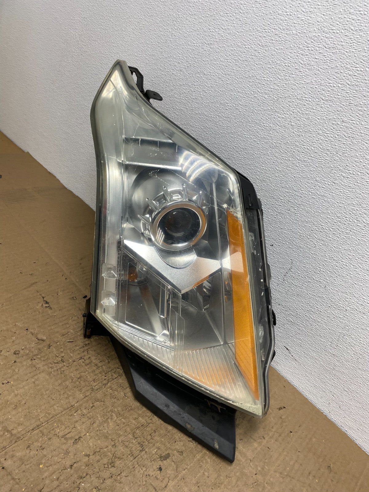Halogen 2010 to 2016 Cadillac SRX Right Passegner Side Headlight AB9917 DW1