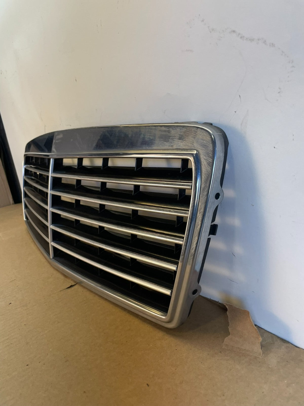 1996 to 1999 Mercedes Benz E320 Front Upper Grill Grill 2108880123 AG3088 DG1