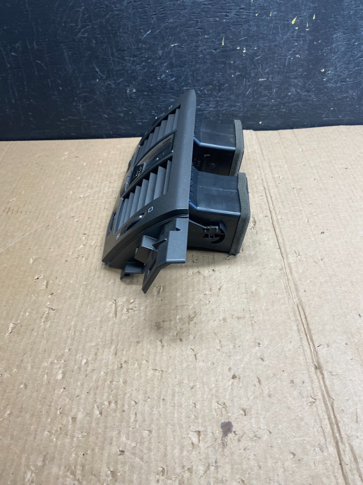 2006 to 2011 Cadillac DTS Dash Center Air Vent Heater Bezel AE3858 DG2