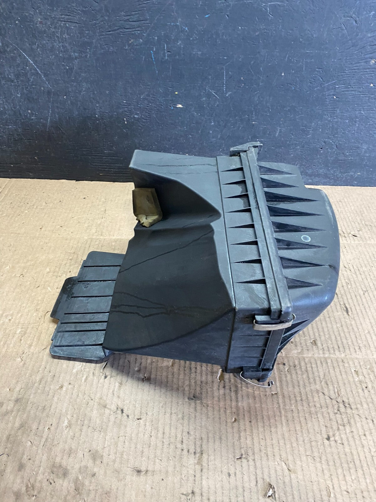 2002 to 2008 BMW 7 E65 E66 750Li 750i Right Side Air Cleaner Intake Box I3403 DG4