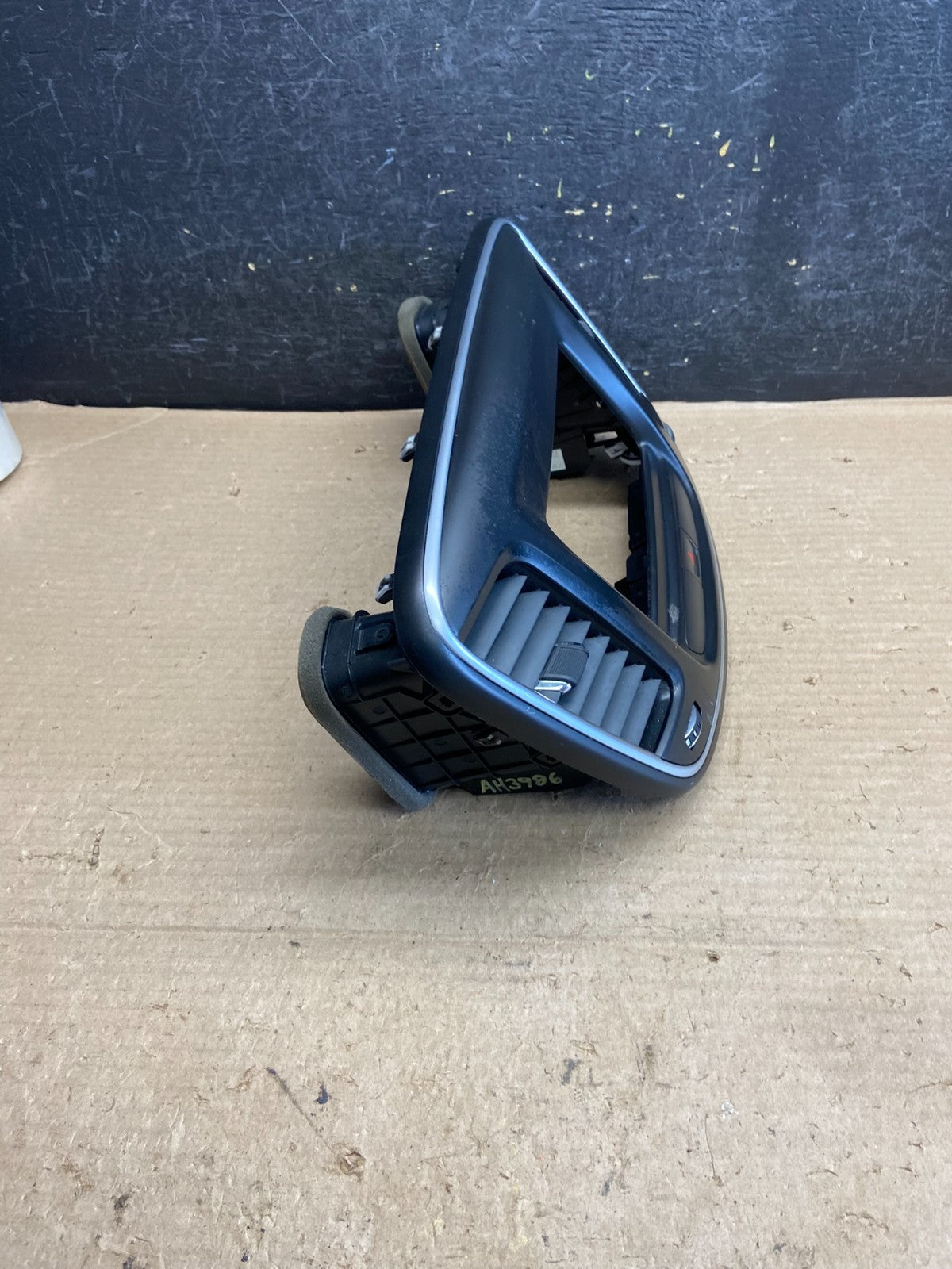 2015 to 2016 Chrysler 200 Dashboard Center Air Vent AH3986 DG1