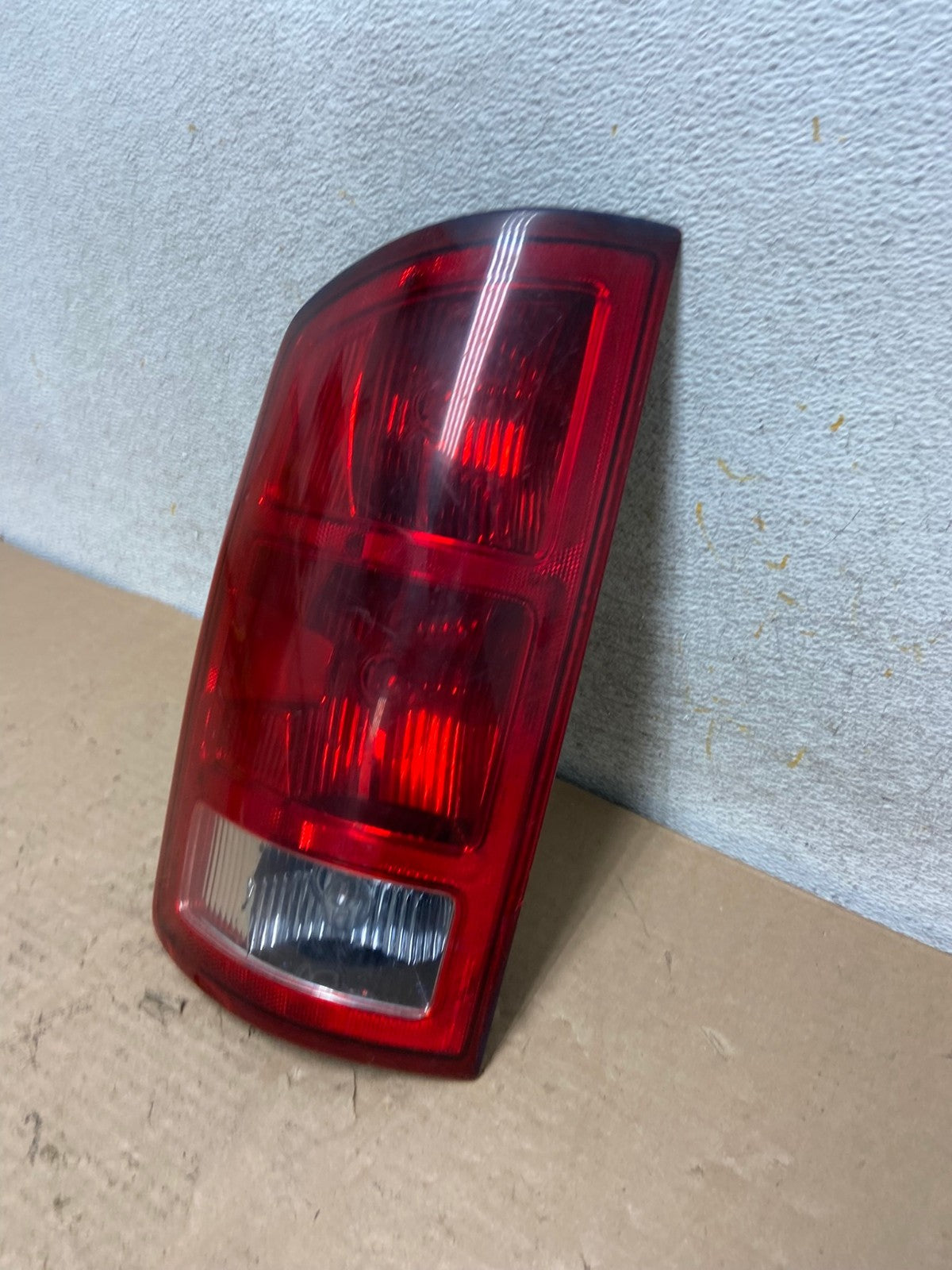 2002 to 2006 Dodge Ram 1500 Left Driver side Tail Light AI0967 LK1