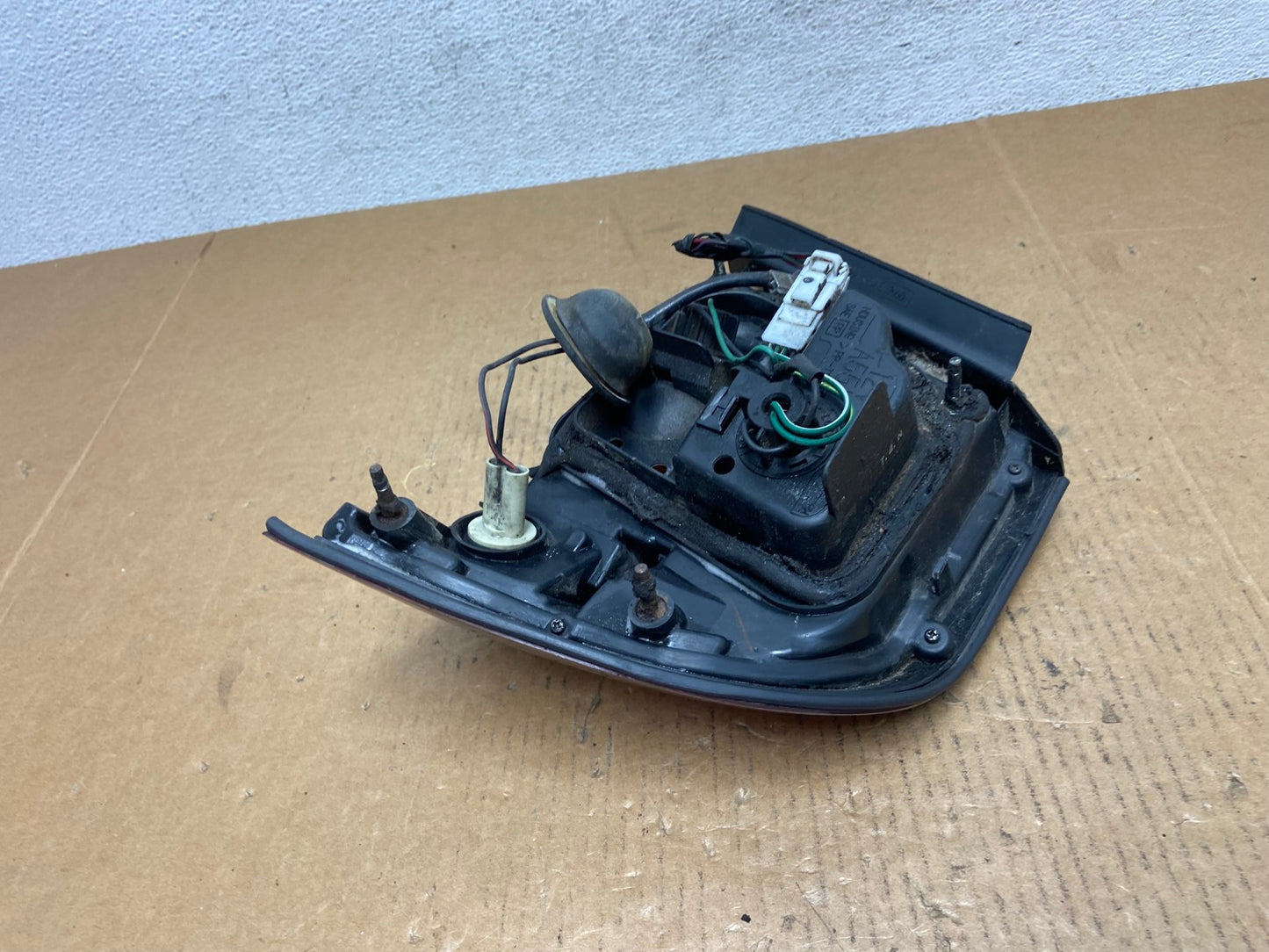 1997 1998 1999 Nissan Maxima Left Driver LH Side Tail light AE0524 LK4