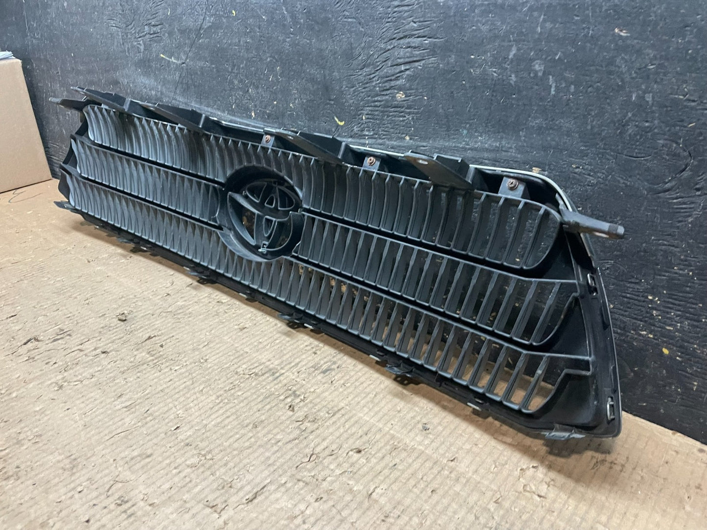 2008-2010 Toyota Highlander Hybrid Front Upper Grille Grill Emblem Y6644 DG6