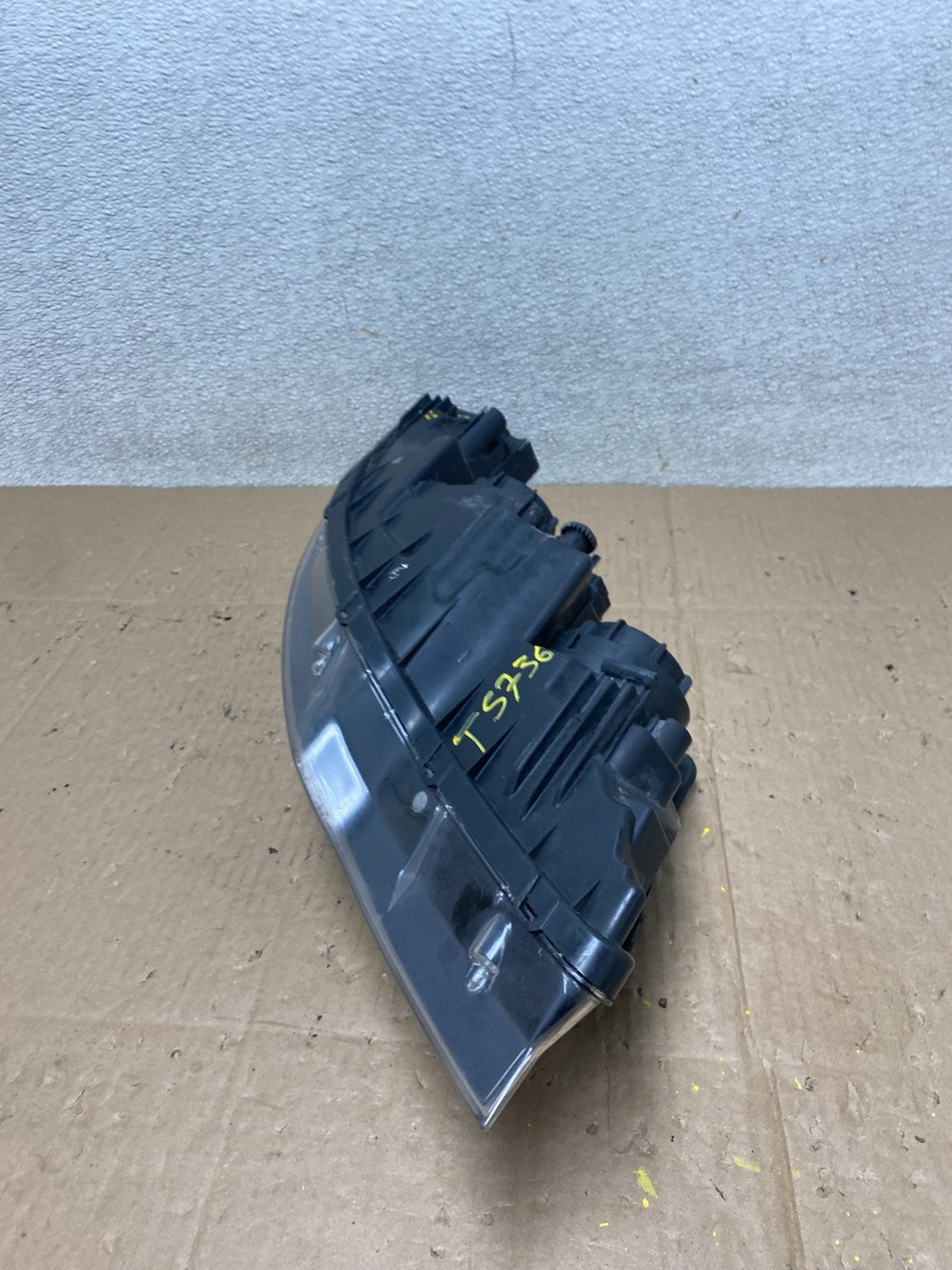 2010 to 2013 Kia Forte Koup Left Driver LH Halogen Headlight T5736 DW9