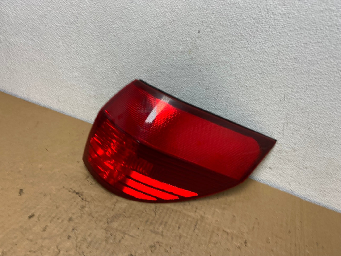 2004-2005 Toyota Sienna Right Passenger Rh Side Tail Light AC8224 LK1