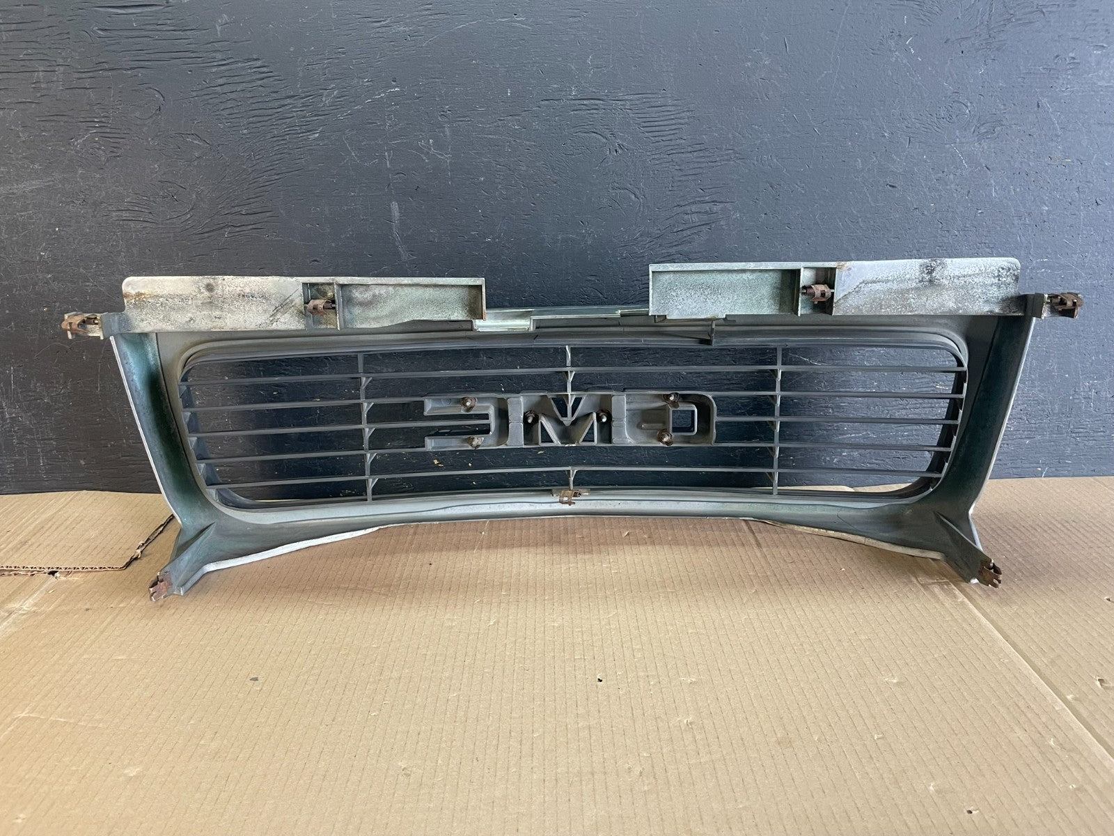 1998 to 2005 GMC Jimmy Sonoma Front Grille Grill AE3521 DG3