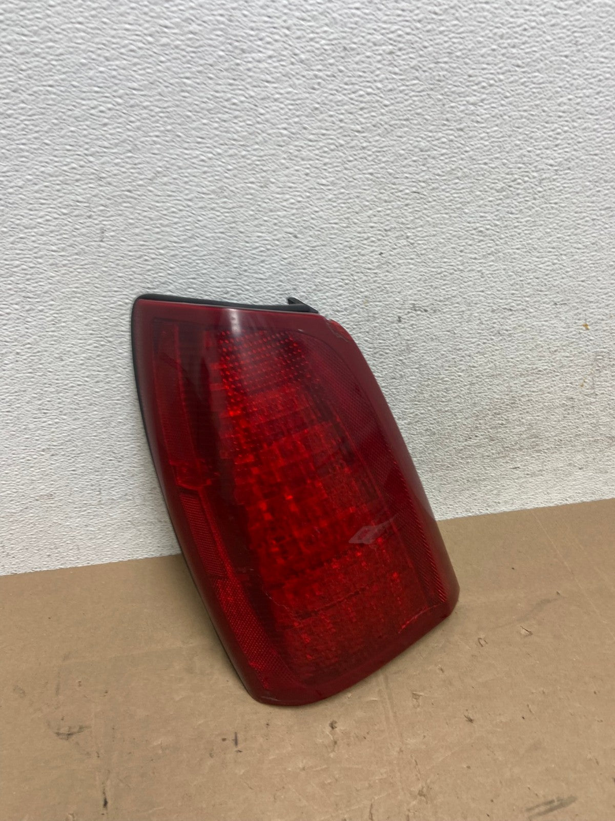 2000 to 2005 Cadillac Deville Left Driver Lh Side Tail Light AE6046 LK2