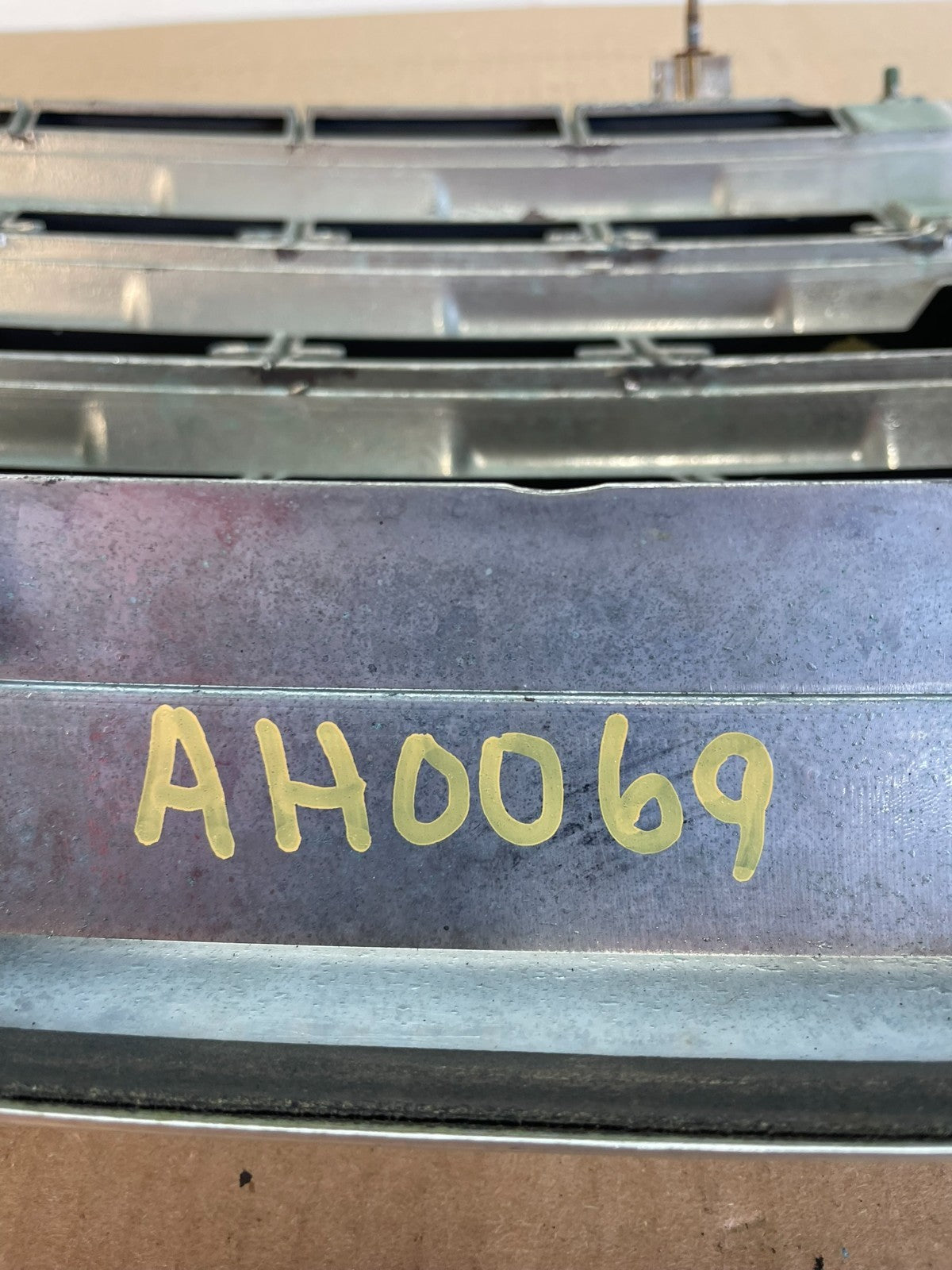 2008 to 2010 Infiniti QX56 Front Upper Chrome Grill Grille AH0069 DG5