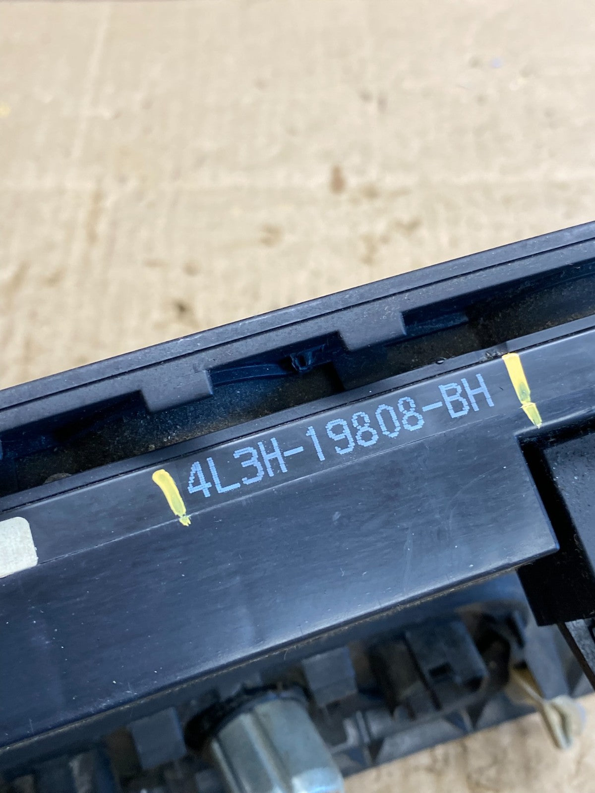 2004 to 2008 Ford F150 Radio Climate Dash Bezel Surround Black ac4825 DG7