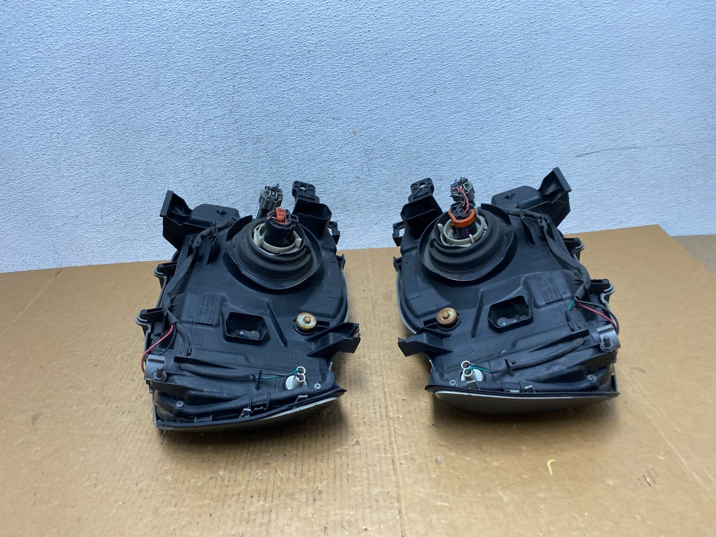 2002 2003 2004 Nissan Xterra Left+Right Side Headlights AE0510 DW11