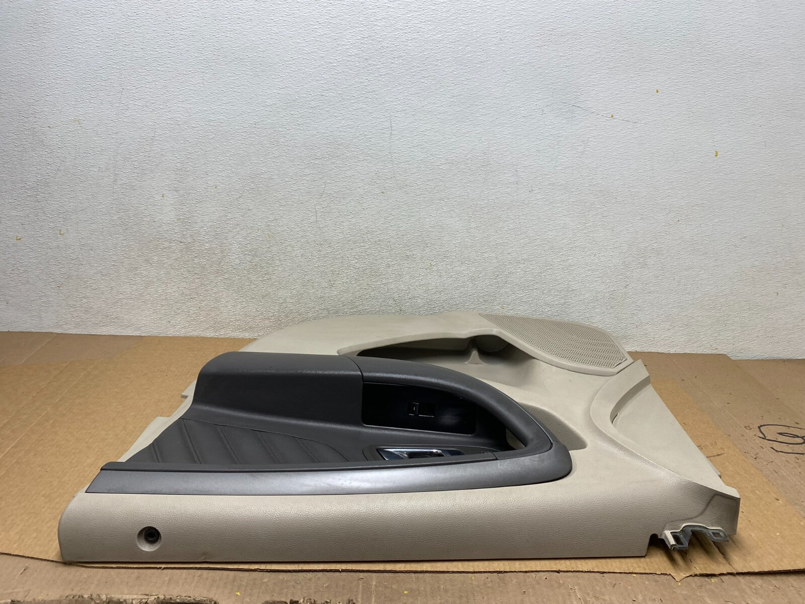 2013 to 2019 Ford Taurus Front Right Passenger Side Door Trim Panel G0148 DG5