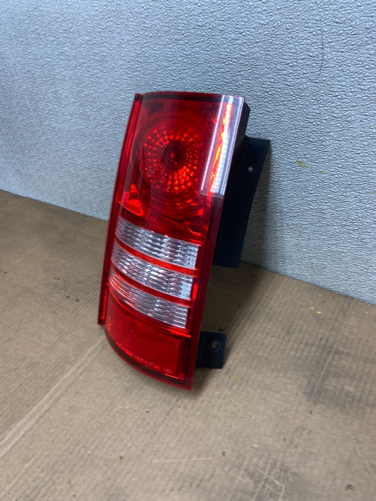 2008-2010 Chrysler Town and Country Left Driver Tail Light Oem AA5302 DW1