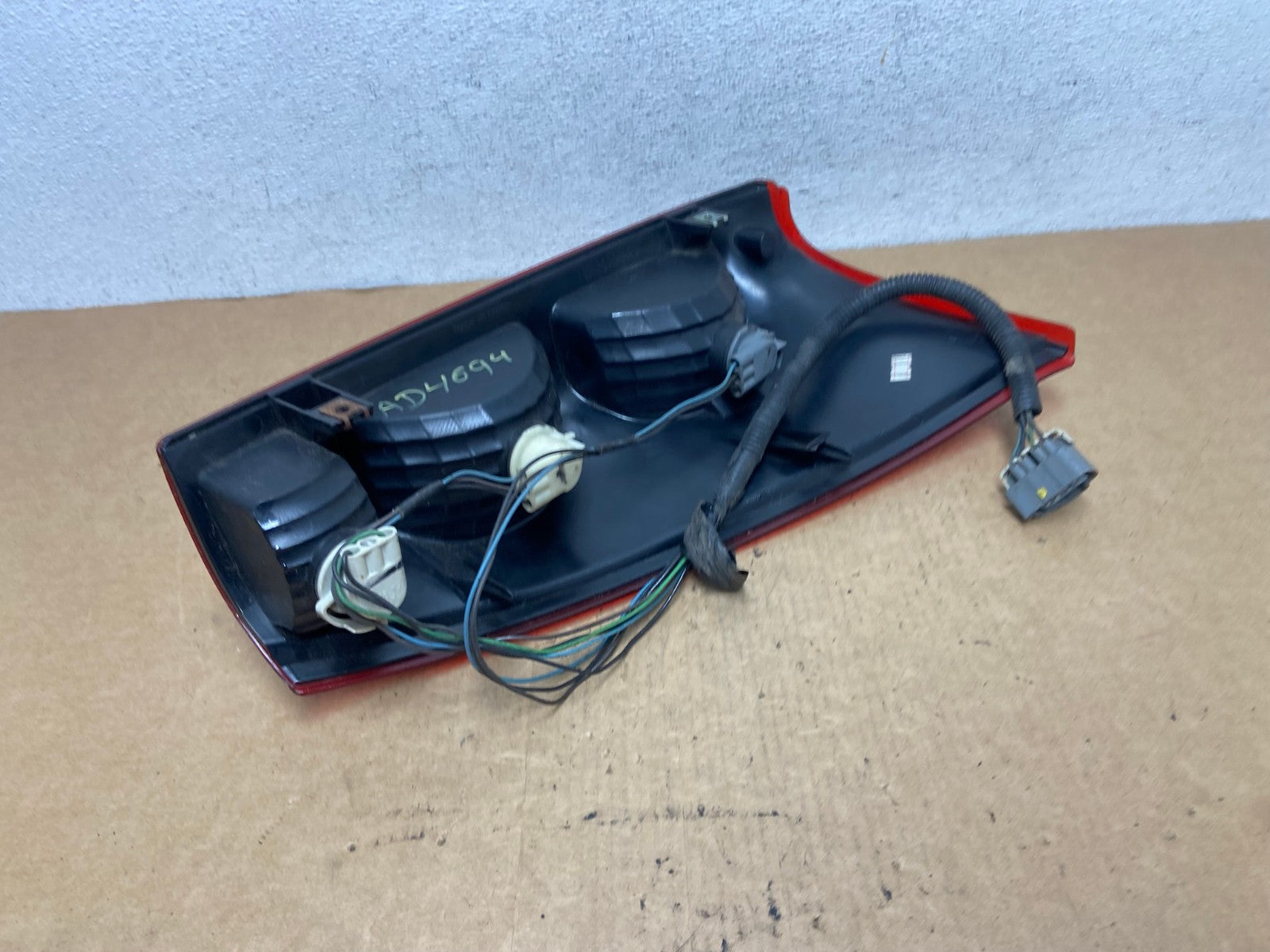 2002 to 2006 Chevrolet Avalanche Left Driver LH Tail Light AD4694 LK5