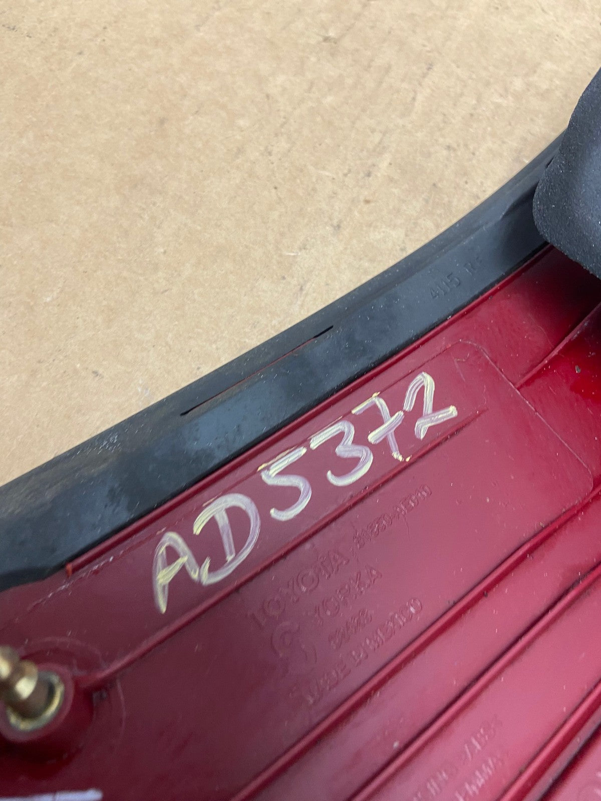 2004-2005 Toyota Sienna Right Passenger Rh Side Tail Light AD5372 LK7