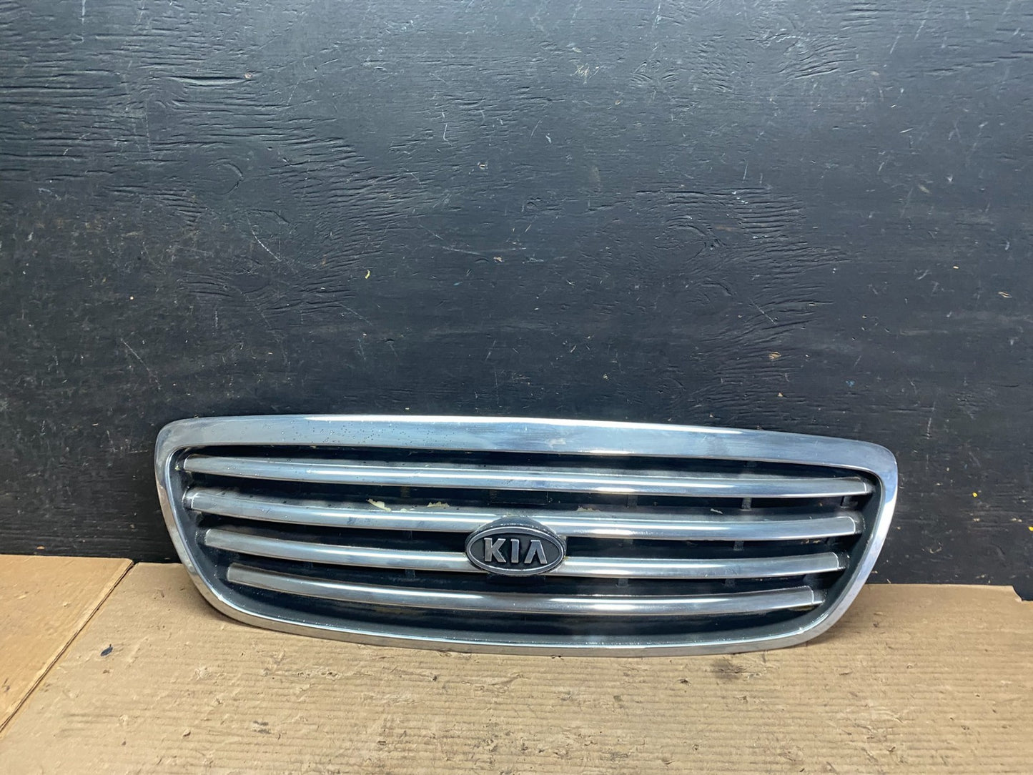 2001 to 2004 Kia Sedona Front Upper Grill Grille OEM S5773 DG0
