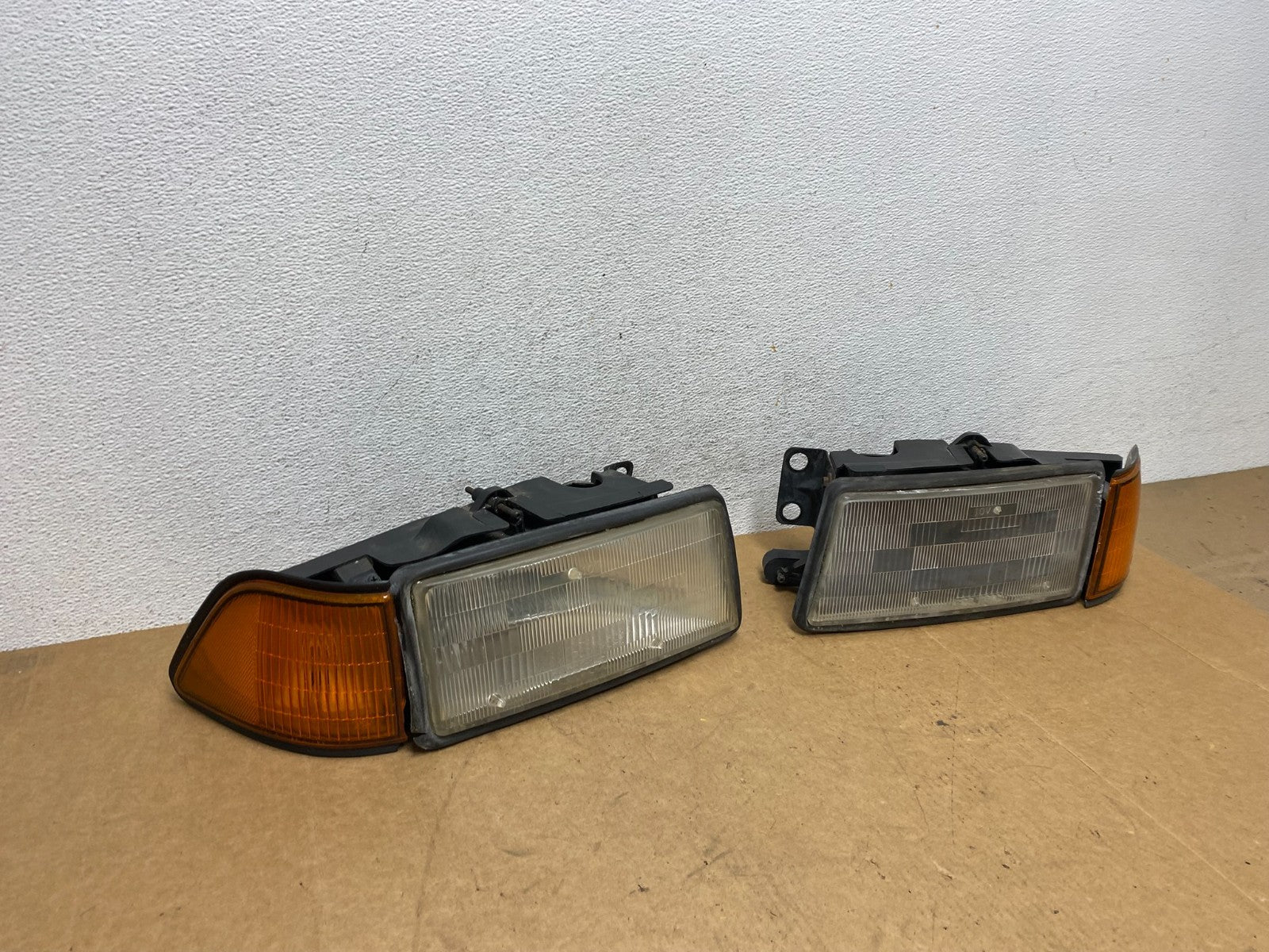 1989 to 1995 Plymouth Acclaim Left+Right Side Headlights AE3151 DW2
