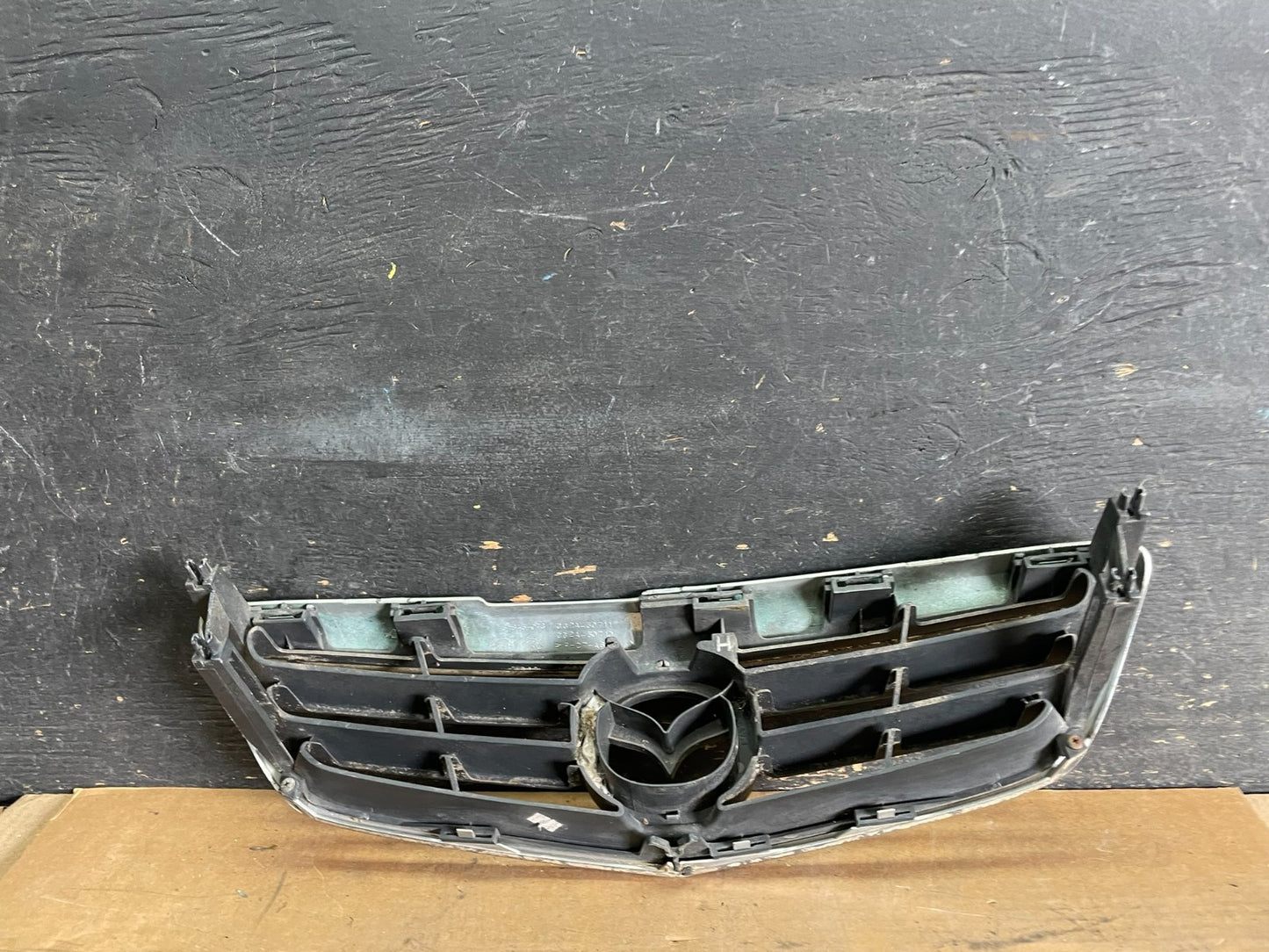 1999 Mazda 626 Front Upper Grill Grille Oem R0079 DG7