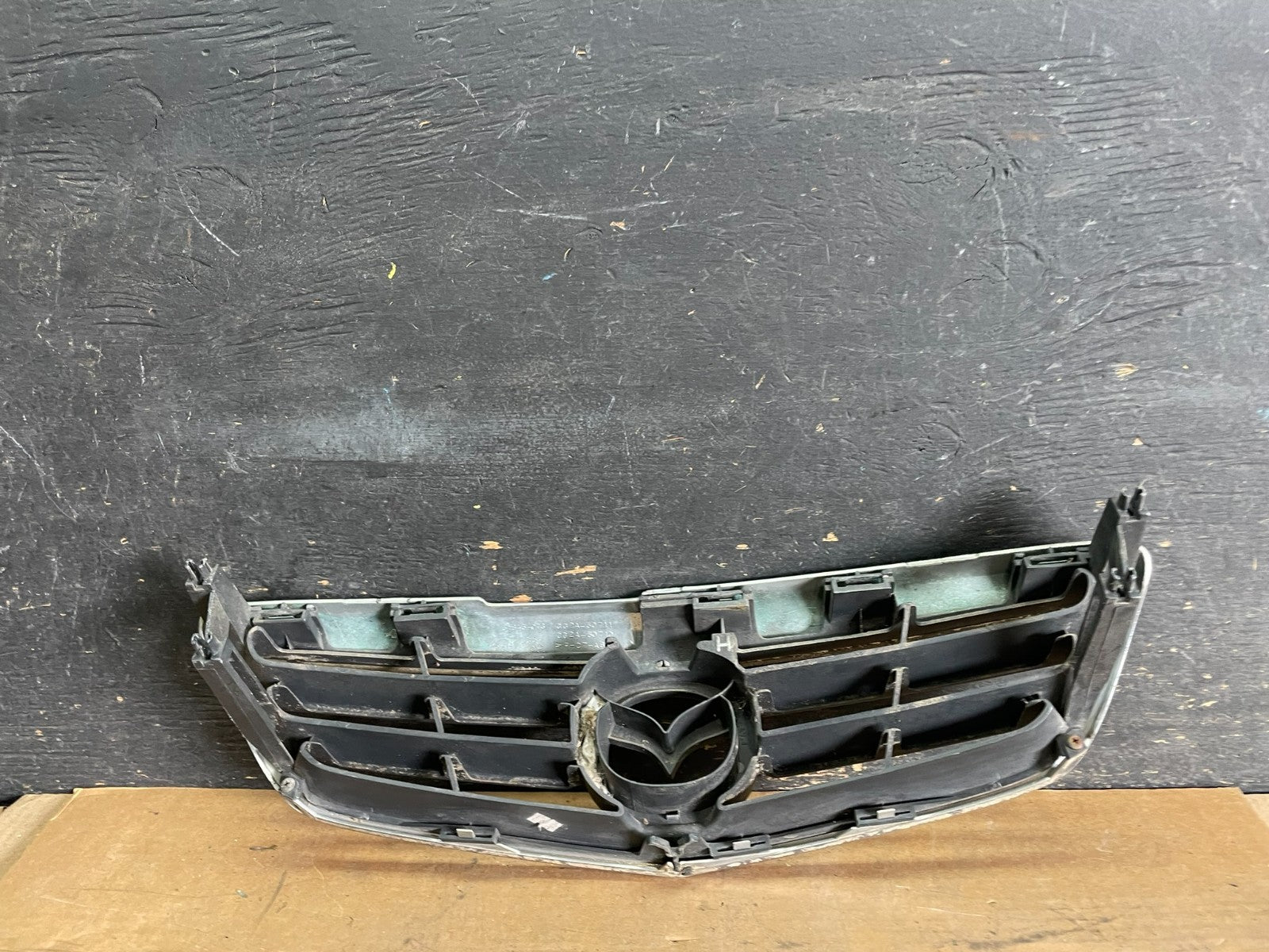 1999 Mazda 626 Front Upper Grill Grille Oem R0079 DG7