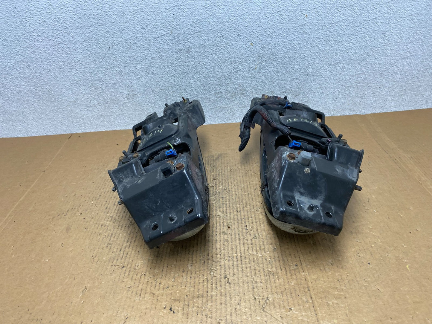 1995 to 1996 Buick Riviera Left+Right Headlights AE16148
