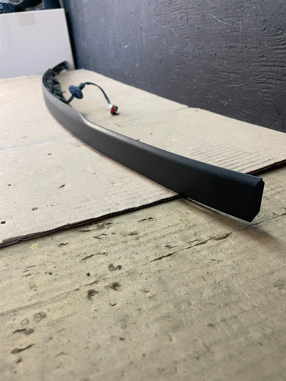2011 to 2014 Ford Explorer Rear Tailgate Gate Trim Molding W/O Camera ad8586 DG1