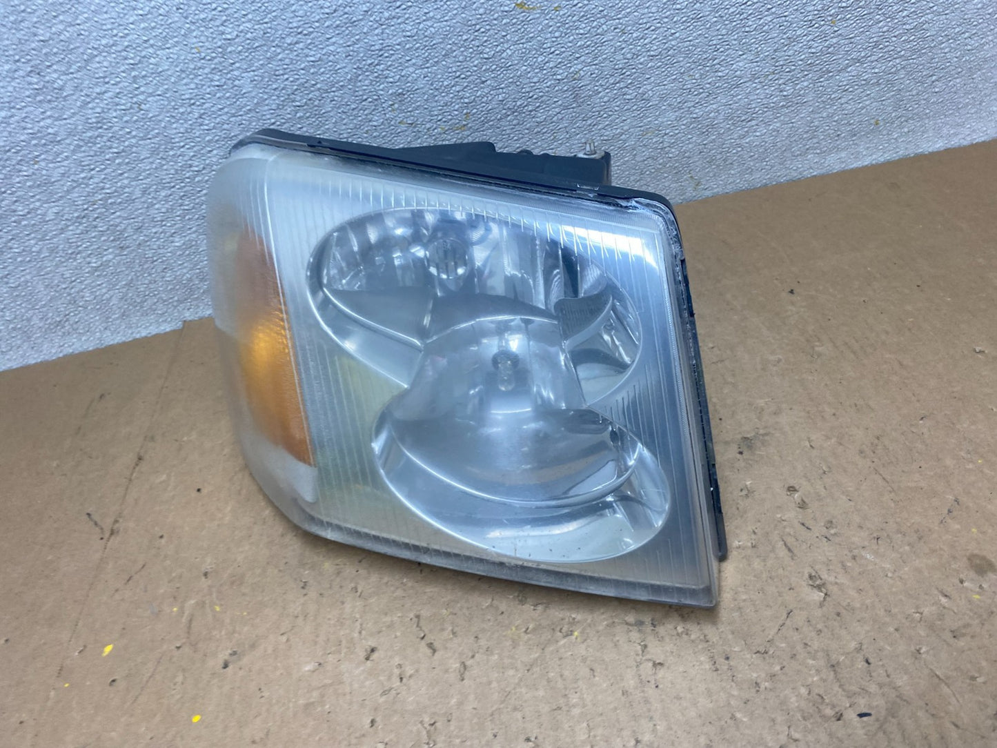 2002 to 2009 Gmc Envoy Right Passenger RH Side Headlight Halogen Z7914 DW1