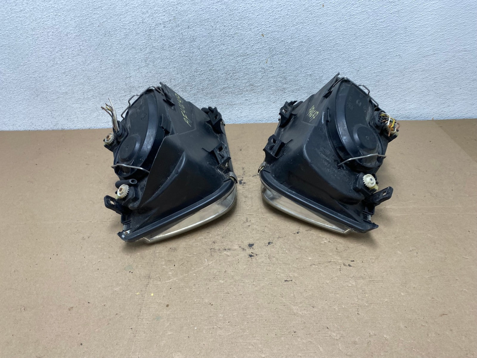 2002 to 2004 Volkswagen Jetta Left+Right Headlights AF4647 LK9