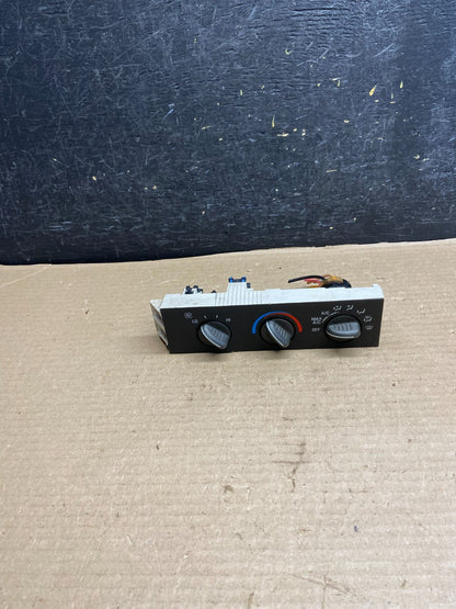 2001 - 2007 GMC Chevrolet Express 1500 Climate Control A/C AH3560 DG0