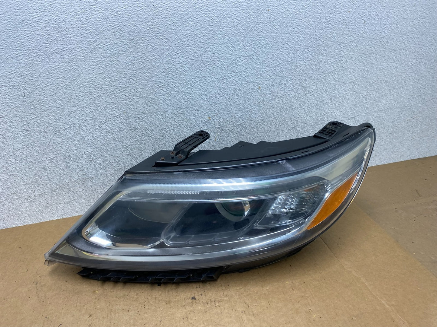 2014 to 2015 Kia Sorento Left Driver LH Side Headlight Halogen AE3283 DW0