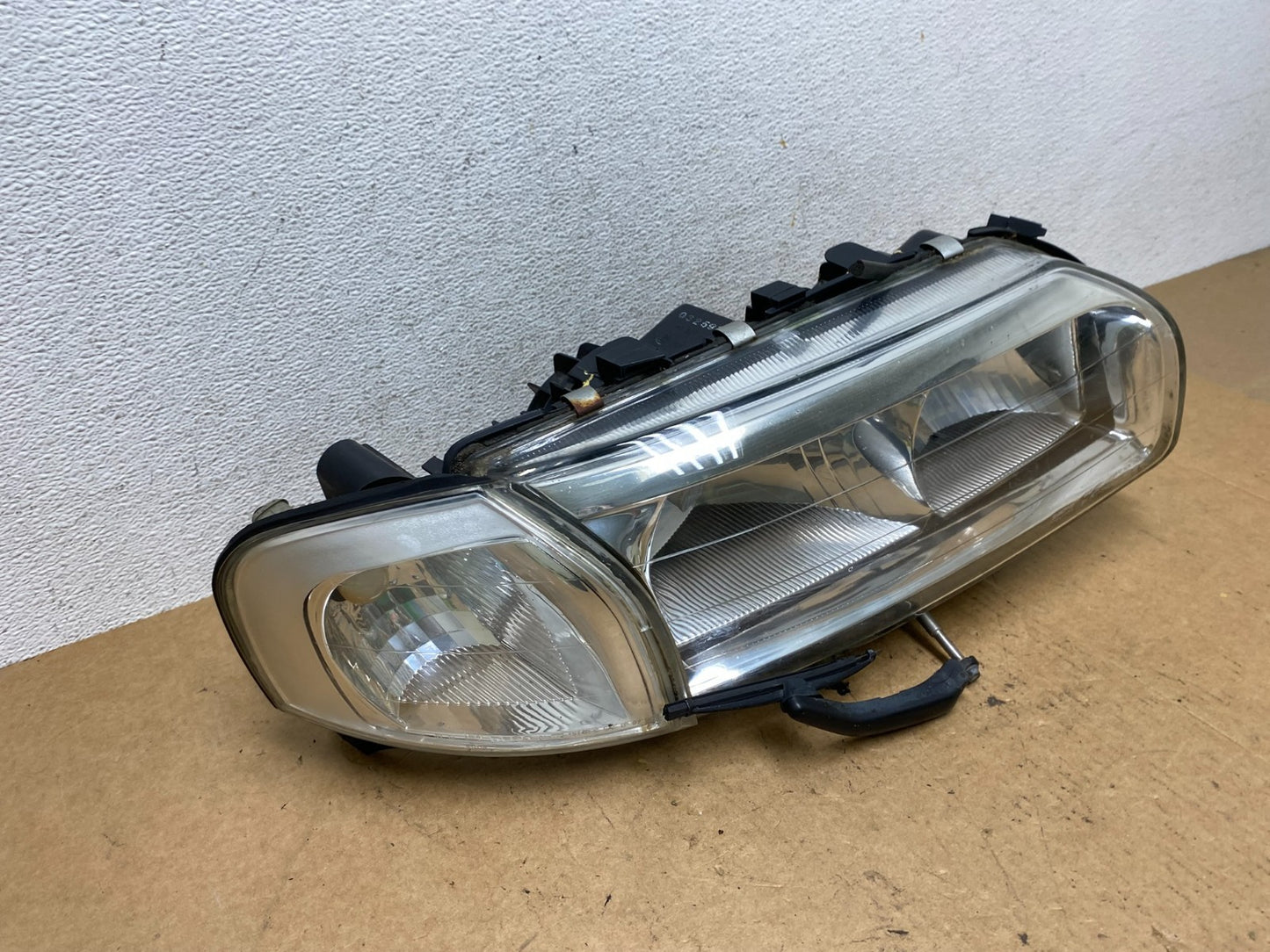 2004 2005 2006 Volvo S80 Right Passenger RH Side Halogen Headlight AE3284 DW2