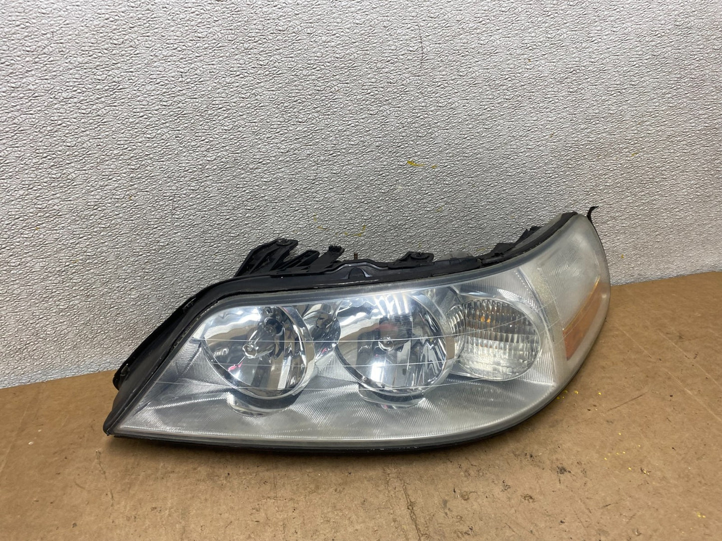 2005 to 2011 Lincoln Town Car Left Driver LH Side Headlight X7203 DW0