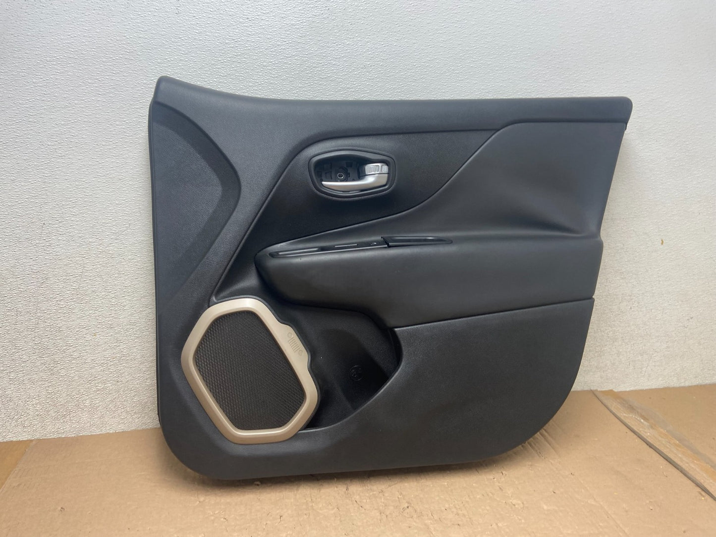 2016 to 2018 Jeep Renegade Front Right Passenger Side Panel Door R3062 DG0