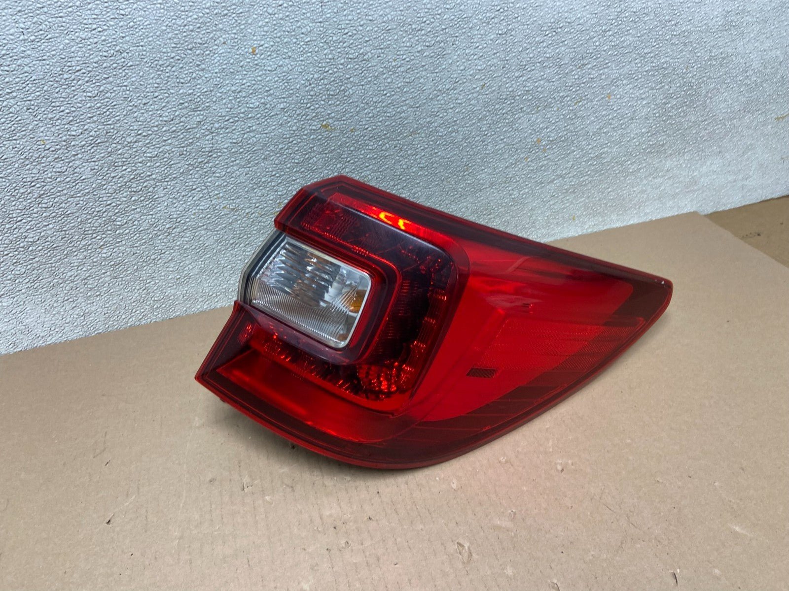2015 - 2019 Subaru Outback Right Passenger Side Tail Light Oem AB5010 DW0