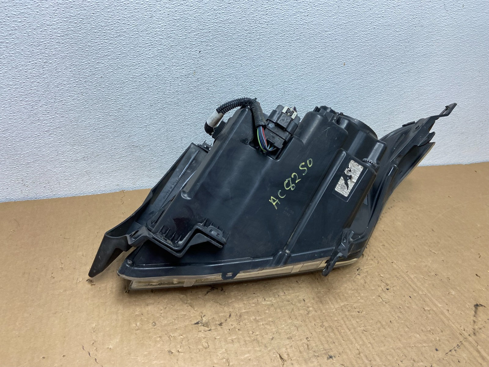 Halogen 2010 to 2016 Cadillac SRX Left Driver LH Side Headlight AC8250 DW5