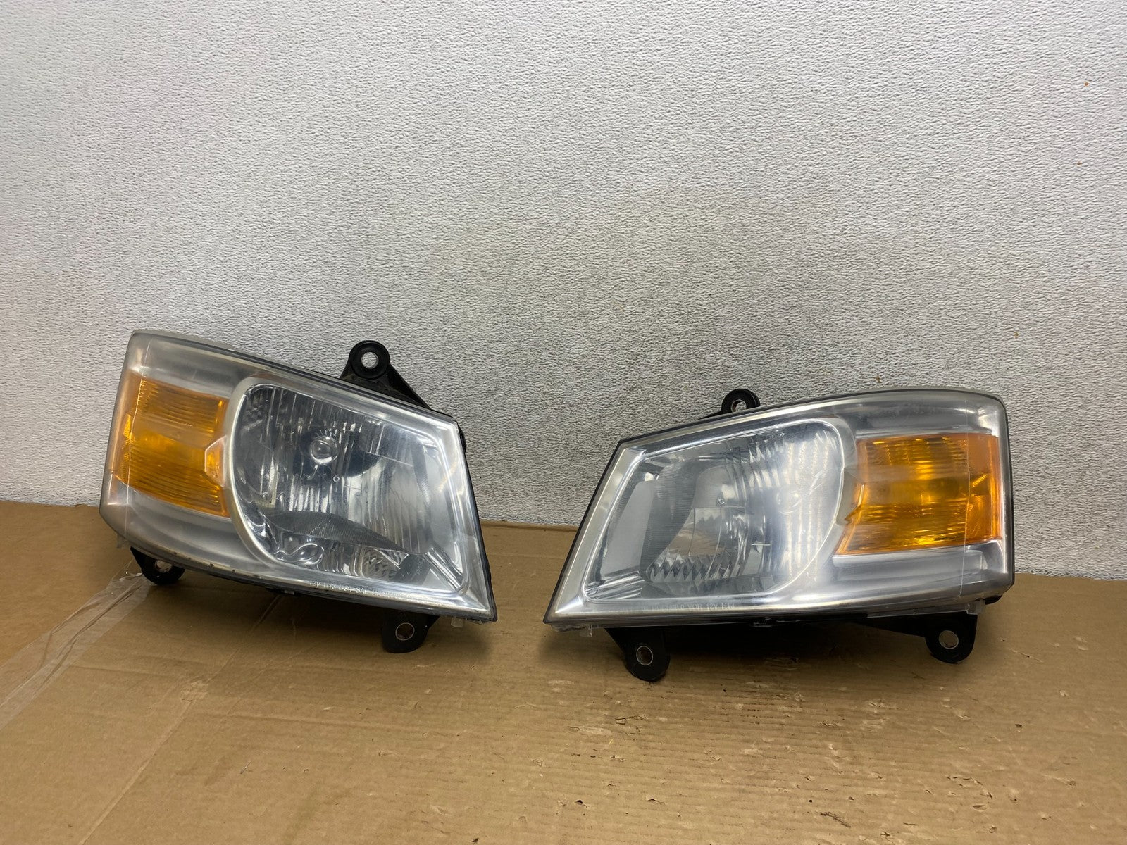 2008 to 2010 Dodge Caravan Left+Right Set Side Halogen Headlights AG9238 DW0