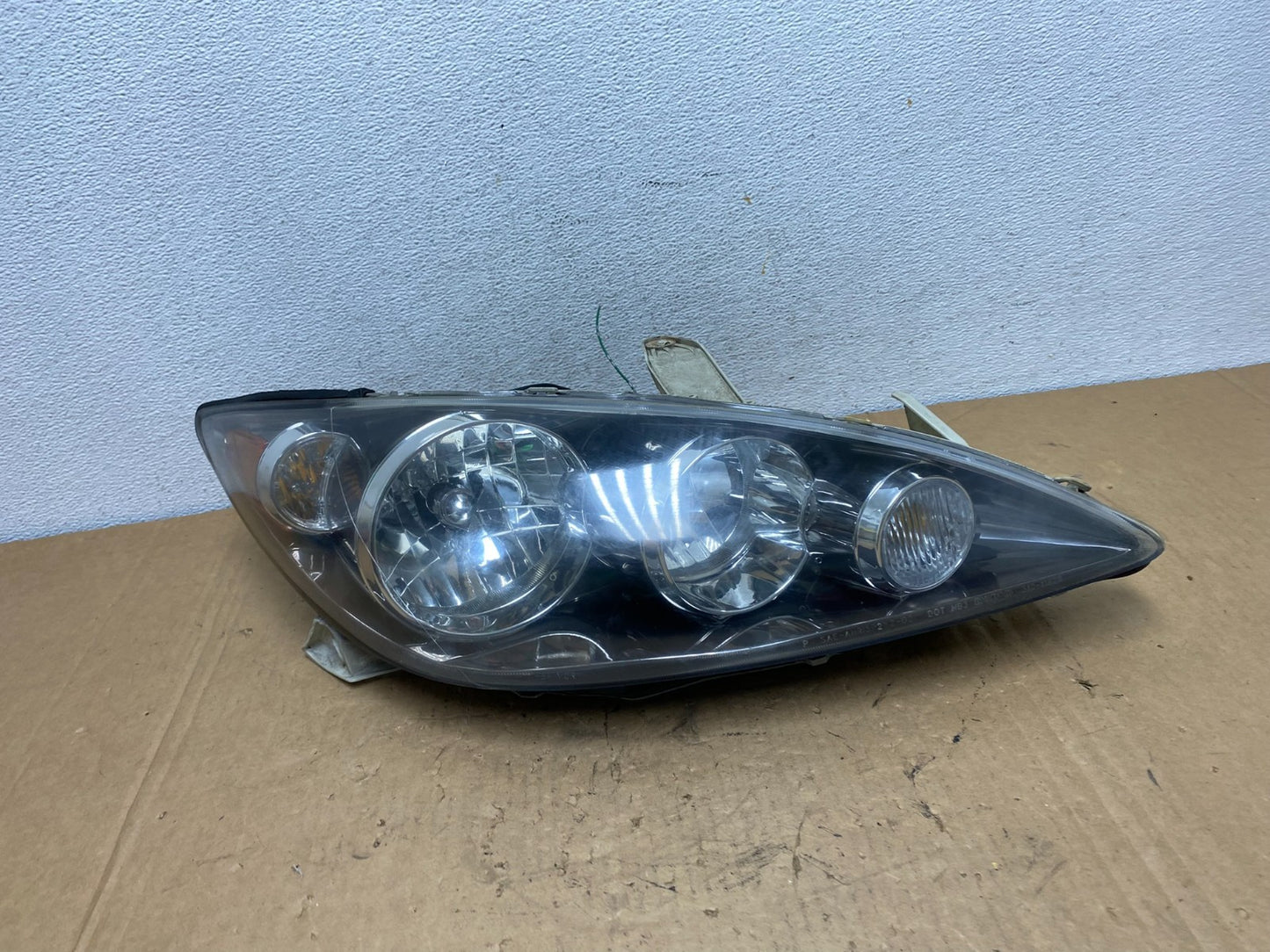 2005 to 2006 Toyota Camry Right Passenger RH Halogen Headlight AD3048 DW0