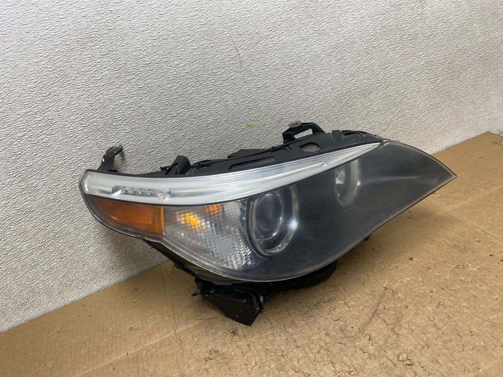 2004 to 2007 BMW 525i 5 Series Headlight Right Passenger Xenon AFS Z1121 DW2
