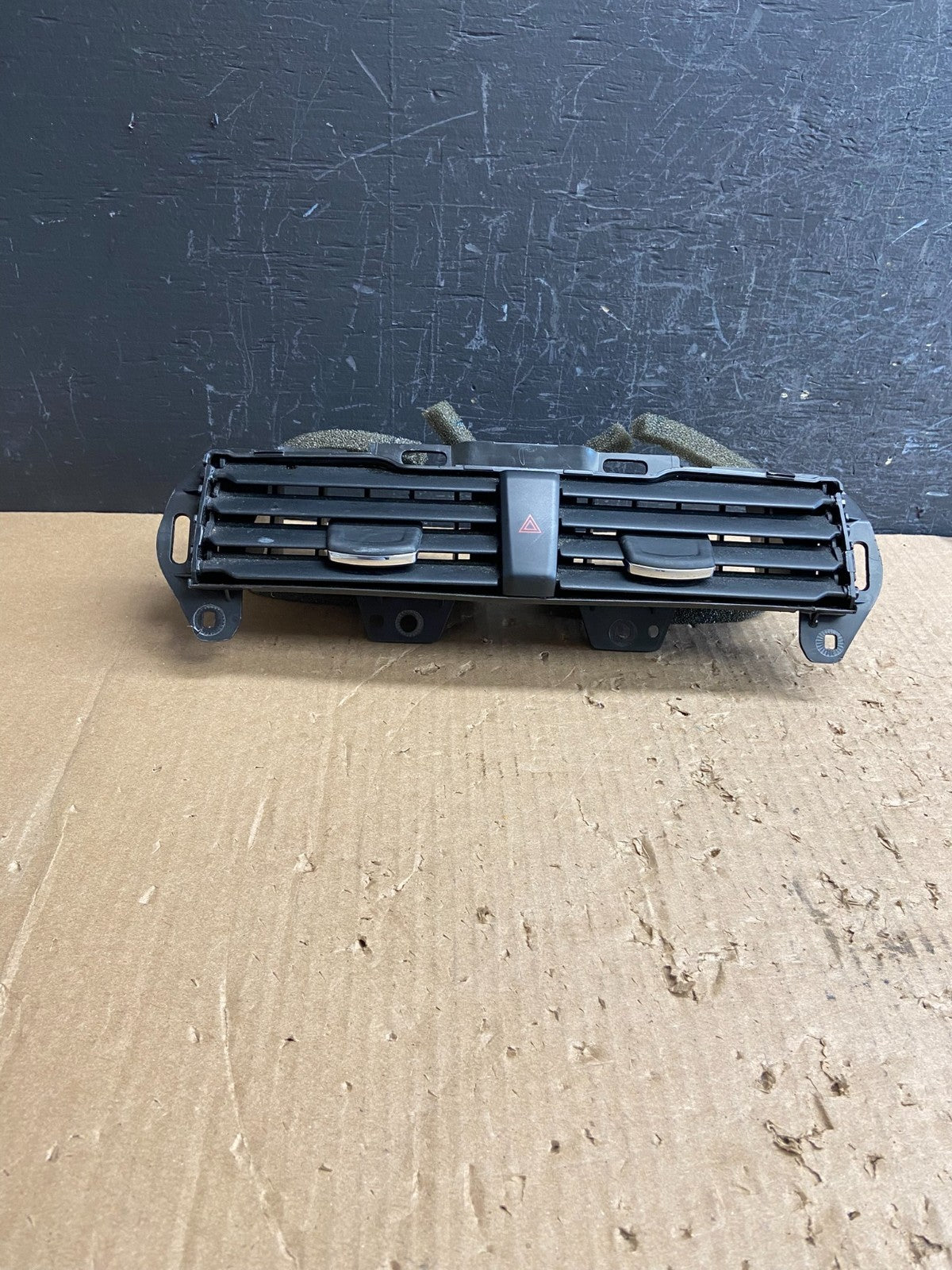 2013 to 2016 Ford Fusion Center Dash Air Vents DS73-19K617-A af1487 DG0