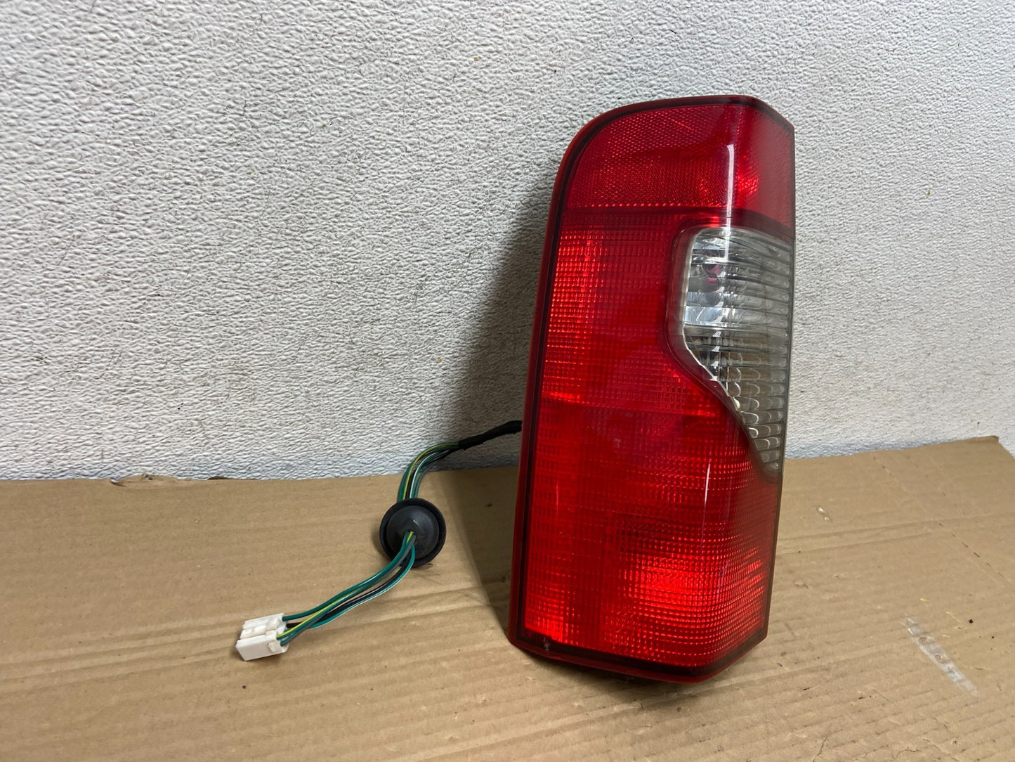 2002 2003 2004 Nissan Xterra Left Driver Side Tail Light AG8978 DW1
