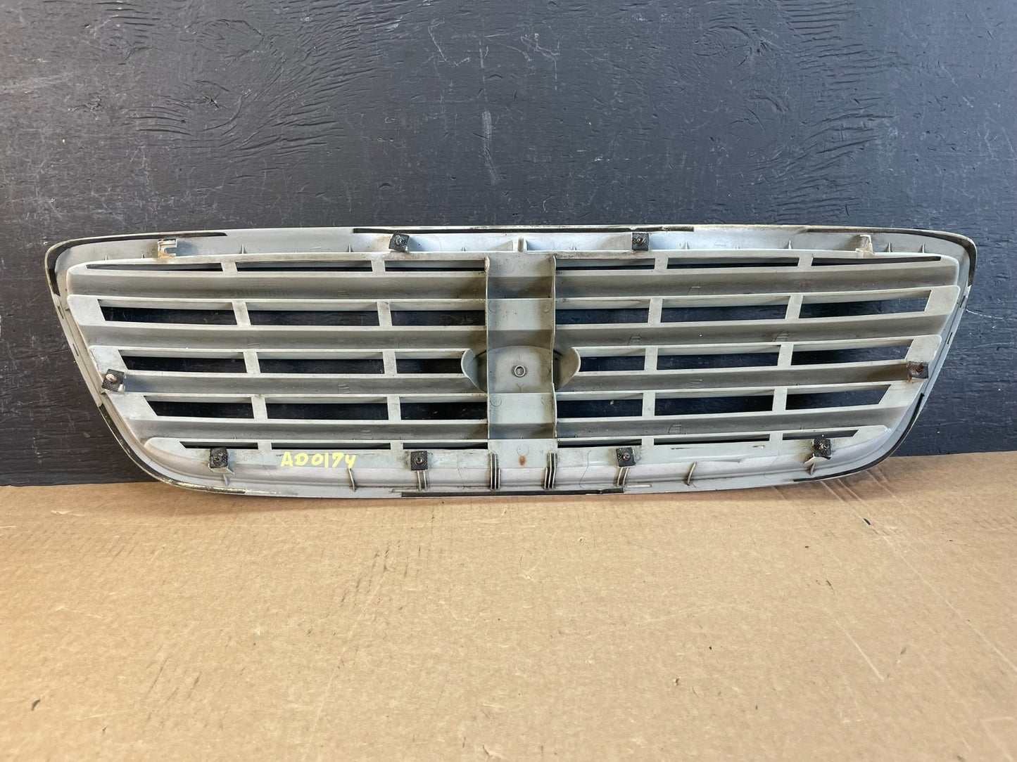 2001 to 2004 Kia Sedona Front Upper Grill Grille ad0174 DG3