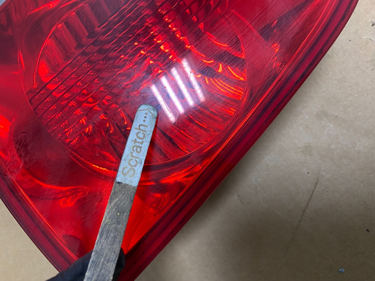 2004-2007 Volkswagen Touareg Right Passenger Rh Side Inner Tail Light V47834