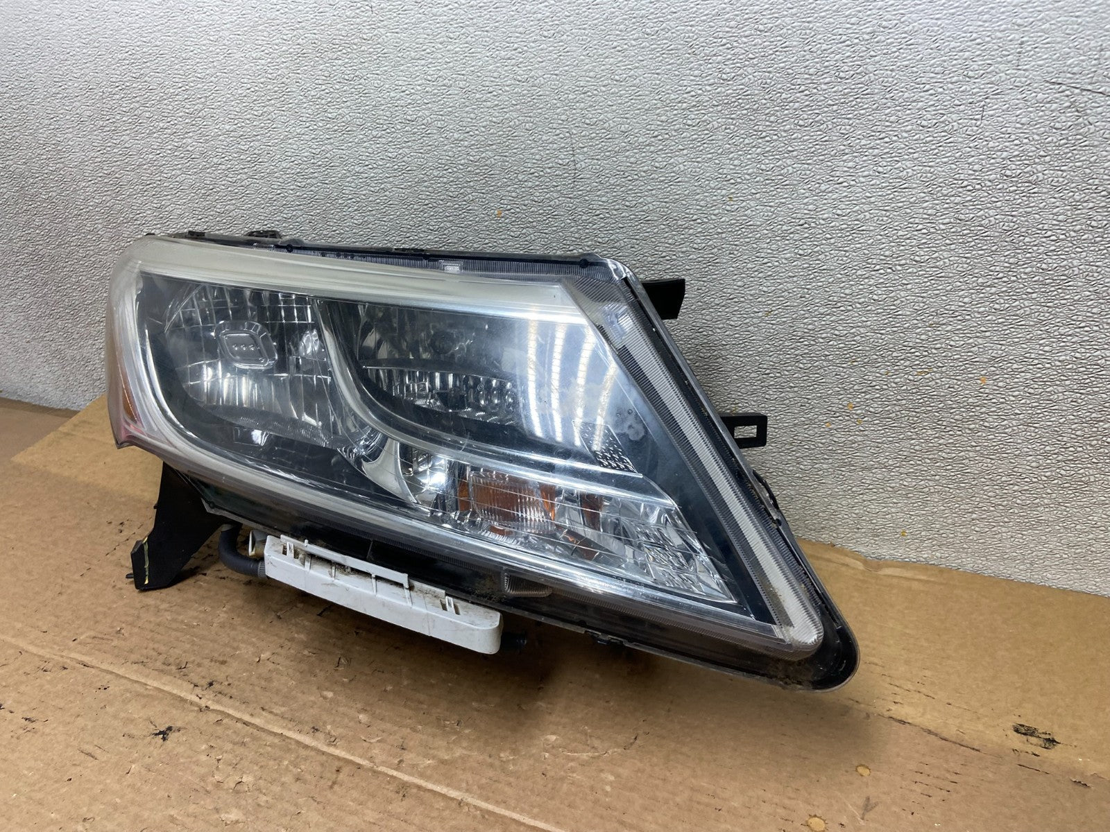 2013 to 2016 Nissan Pathfinder Right Passenger RH Side Headlight OEM AB5270 DW1