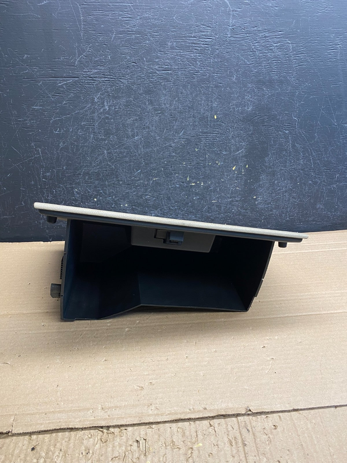 2004 to 2008 Ford F-150 Front Right Passenger Storage Glove Box AG0101 DG2