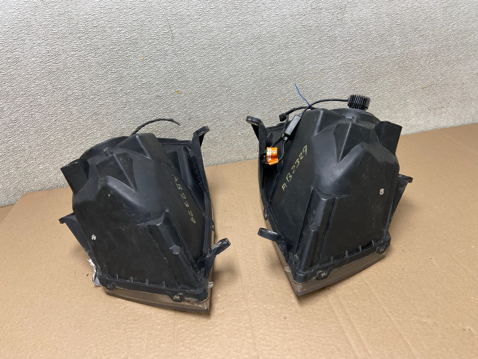 2008 to 2010 Dodge Caravan Left+Right Set Side Halogen Headlights AB2329 DW12