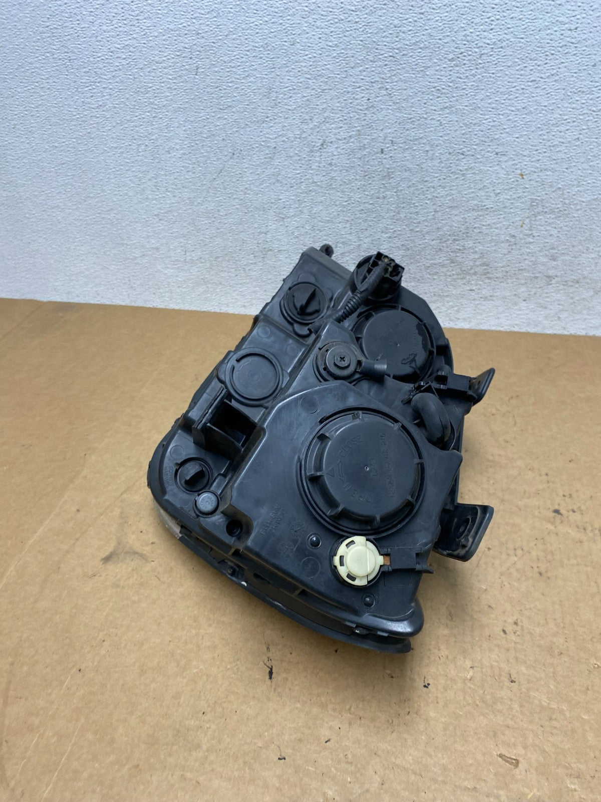 2009 2010 2011 Kia Borrego Right Passenger Side Halogen Headlight AE3170 DW6