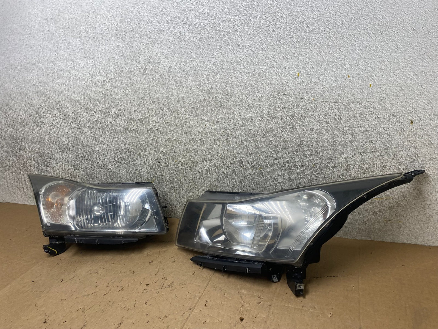 2011 to 2015 Chevrolet Cruze Halogen Left+Right Set Headlights W9032 DW1