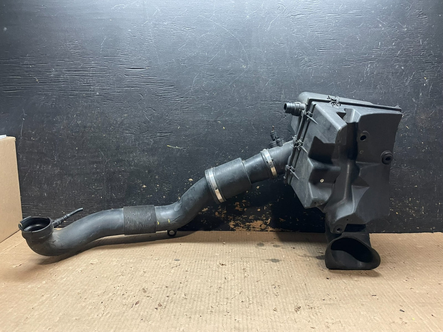 2010 to 2011 Cadillac SRX 2.8L Air Cleaner Intake Box Z3366 PS6