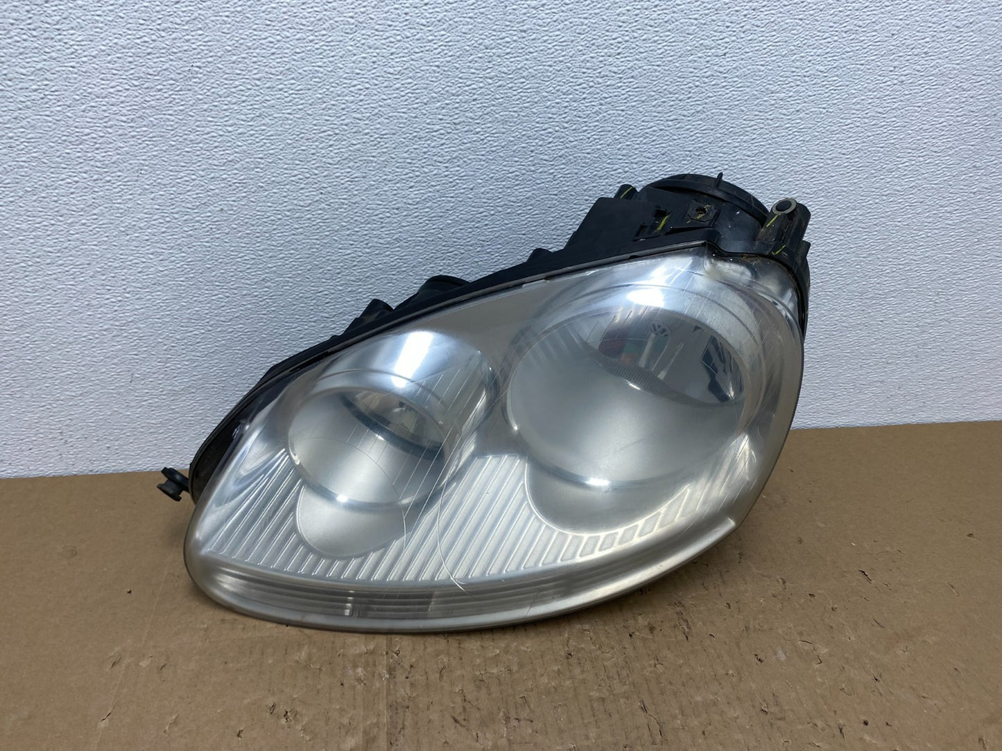 2005 to 2010 Volkswagen Jetta Left Driver LH Side Headlight Halogen AB6971 DW0